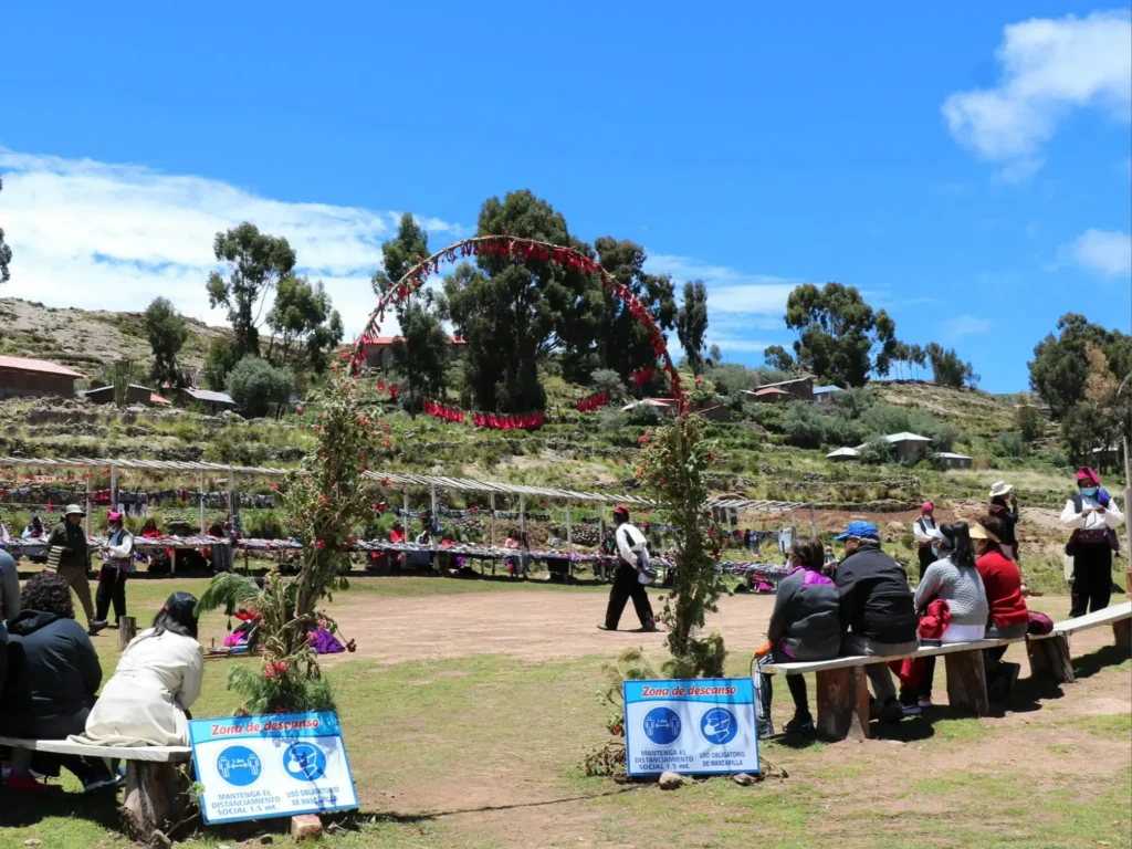 Taquile lodge recibimiento en plazuela